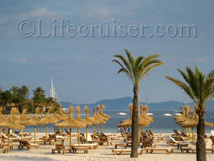 Sunbeds at Alcudia Beach, Mallorca, Photo by Lifecruiser