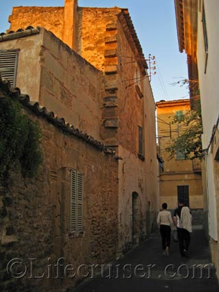 Alley in Alcudia Old Town, Majorca, Photo Copyright Lifecruiser