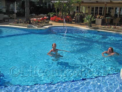 Hotel Vanity Golf's pool at Alcudia Beach, Majorca, Photo Copyright Lifecruiser.com