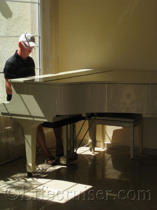 Mr Lifecruiser at Hotel Vanity Golf's grand piano, Alcudia Beach, Majorca, Photo Copyright Lifecruiser.com