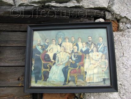 An old painting of the Swedish royals at an countryside auction at Lauters, Fårö island, Gotland, Sweden, Copyright Lifecruiser.com