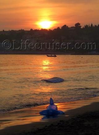 Shark at Bandol beach in sunset, France, Copyright Lifecruiser.com
