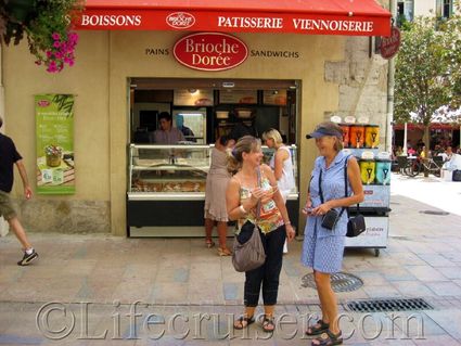 Claudie and Anna in Toulon, France, Copyright Lifecruiser.com