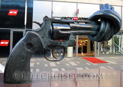 Lifecruiser photo Non-Violence sculpture knotted gun