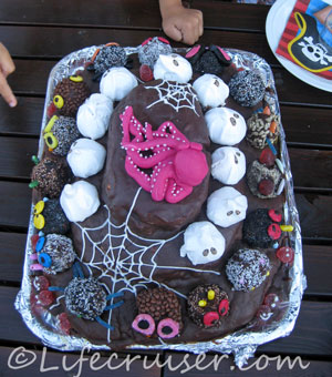 Piccolos birthday cake with monsters