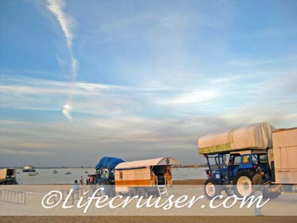 Romeria San José wagons at Sanlúcar ferry line, Photo by Lifecruiser