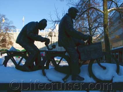 Two Workers on bicycles on the way to work sculpture, Västerås, Sweden, Copyright Lifecruiser.com