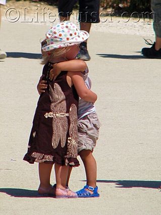 fr-kid-love-hug, Provence, France