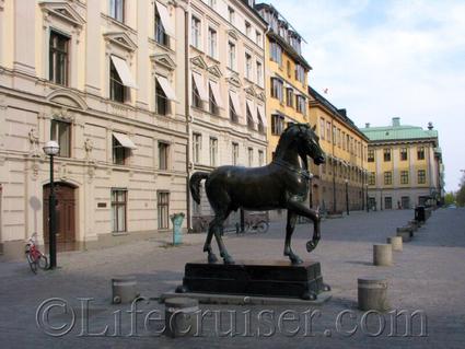 Stockholm: bronze-horse sculpture, Blasieholmstorg