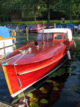 se-stockholm-langholmen-mahogany-boat, Sweden