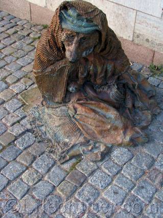 Stockholm-rag-and-bone-street statue, Sweden