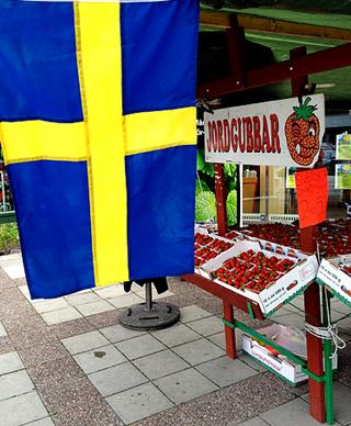 Sweden: Swedish flag and strawberries