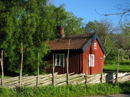 se-typical-falu-red-swedish-cottage